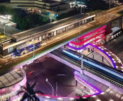 Ilustrasi rumah dekat stasiun MRT dengan suasana kota modern 2025 Tags: rumah TOD, kawasan TOD 2025, rumah dekat MRT, properti strategis, investasi rumah, rumah naik harga cepat, transportasi publik, TOD Indonesia