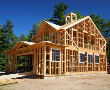 Ilustrasi dua jenis kavling: siap bangun dan produktif dengan ikon rumah dan pohon kebun