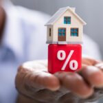 Ilustrasi pembeli dan penjual rumah sedang negosiasi harga properti dengan data di meja