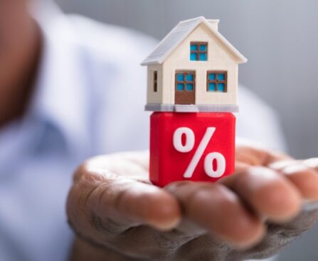 Ilustrasi pembeli dan penjual rumah sedang negosiasi harga properti dengan data di meja