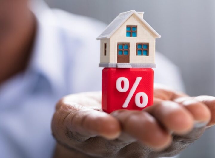 Ilustrasi pembeli dan penjual rumah sedang negosiasi harga properti dengan data di meja