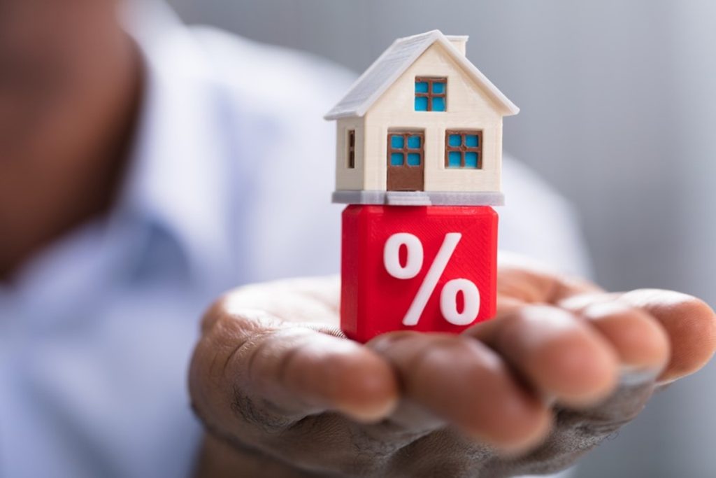 Ilustrasi pembeli dan penjual rumah sedang negosiasi harga properti dengan data di meja