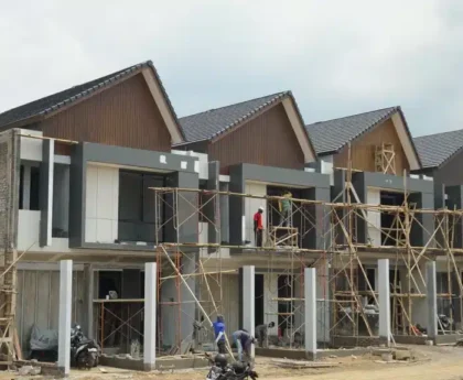 Ilustrasi rumah dalam tahap pembangunan yang mangkrak dengan spanduk protes pembeli