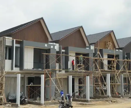 Ilustrasi rumah dalam tahap pembangunan yang mangkrak dengan spanduk protes pembeli