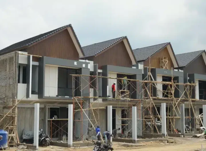 Ilustrasi rumah dalam tahap pembangunan yang mangkrak dengan spanduk protes pembeli