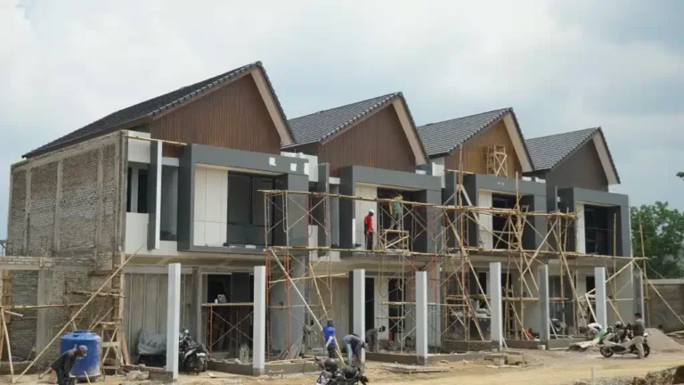 Ilustrasi rumah dalam tahap pembangunan yang mangkrak dengan spanduk protes pembeli
