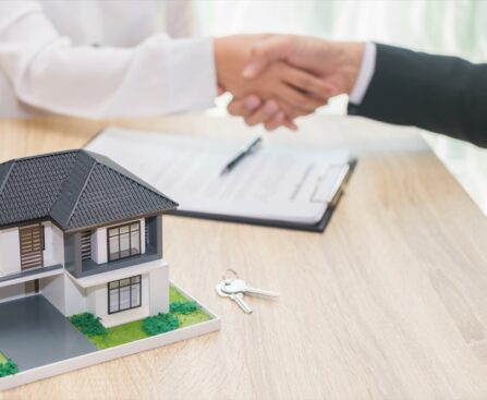 Ilustrasi dokumen sertifikat dan PBB dalam proses cek legalitas rumah 2025