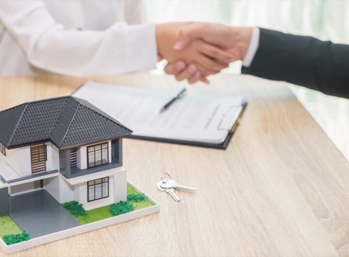 Ilustrasi dokumen sertifikat dan PBB dalam proses cek legalitas rumah 2025