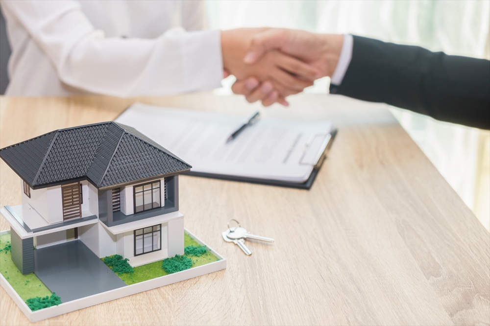 Ilustrasi dokumen sertifikat dan PBB dalam proses cek legalitas rumah 2025