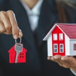 Ilustrasi proses over kredit rumah dengan dokumen legal tahun 2025