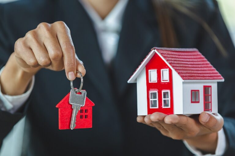 Ilustrasi proses over kredit rumah dengan dokumen legal tahun 2025