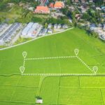Ilustrasi peta kavling properti tahun 2025 dengan patok tanah dan papan sertifikat