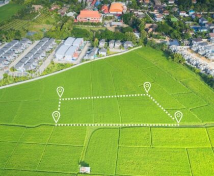 Ilustrasi peta kavling properti tahun 2025 dengan patok tanah dan papan sertifikat