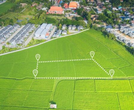 Ilustrasi peta kavling properti tahun 2025 dengan patok tanah dan papan sertifikat