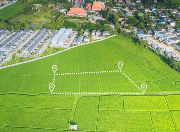 Ilustrasi peta kavling properti tahun 2025 dengan patok tanah dan papan sertifikat