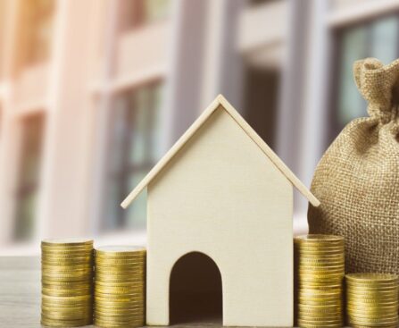 Ilustrasi rumah disewakan dengan label ‘passive income’ dan pemilik tersenyum memantau sewa dari laptop