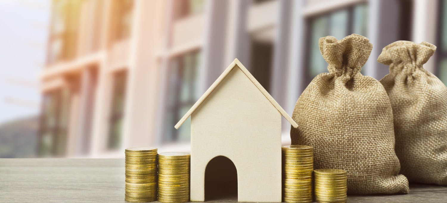 Ilustrasi rumah disewakan dengan label ‘passive income’ dan pemilik tersenyum memantau sewa dari laptop