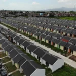 Ilustrasi perbandingan rumah subsidi dan rumah komersil tahun 2025 dalam dua kolom