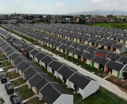 Ilustrasi perbandingan rumah subsidi dan rumah komersil tahun 2025 dalam dua kolom