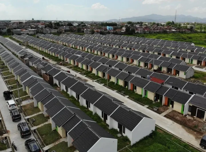 Ilustrasi perbandingan rumah subsidi dan rumah komersil tahun 2025 dalam dua kolom