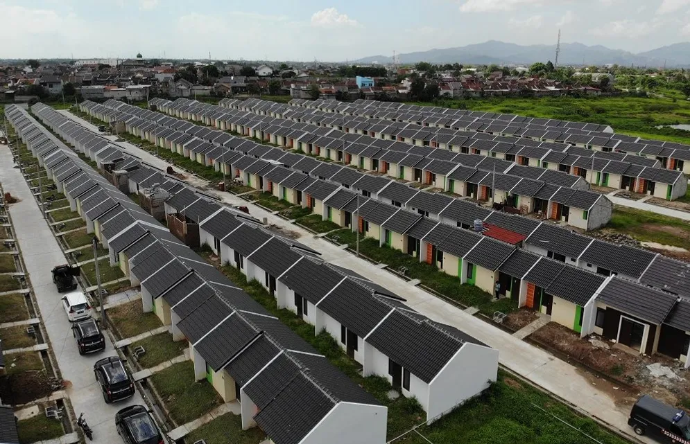 Ilustrasi perbandingan rumah subsidi dan rumah komersil tahun 2025 dalam dua kolom