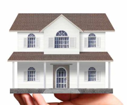Ilustrasi dua pilihan beli rumah dari developer dan pemilik langsung tahun 2025
