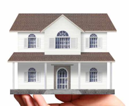 Ilustrasi dua pilihan beli rumah dari developer dan pemilik langsung tahun 2025