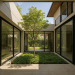 Void rumah minimalis 2025 di atas ruang tamu dengan jendela tinggi dan skylight