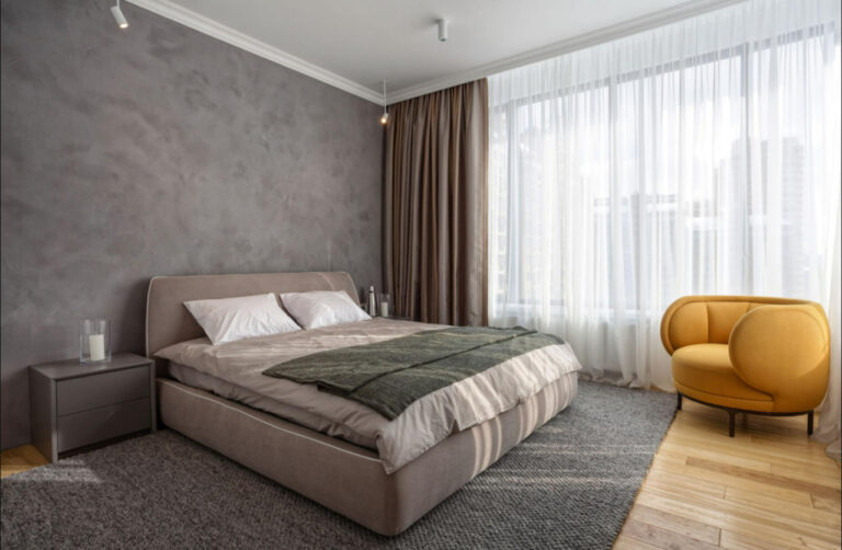 kamar tidur rumah sewa modern dengan desain minimalis dan pencahayaan alami